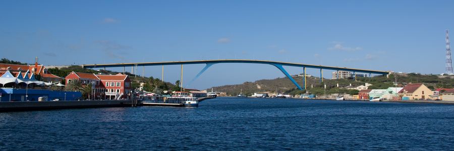 Puente Queen Juliana, la via principal de autos entre Punda y Otrobanda en Willemstad